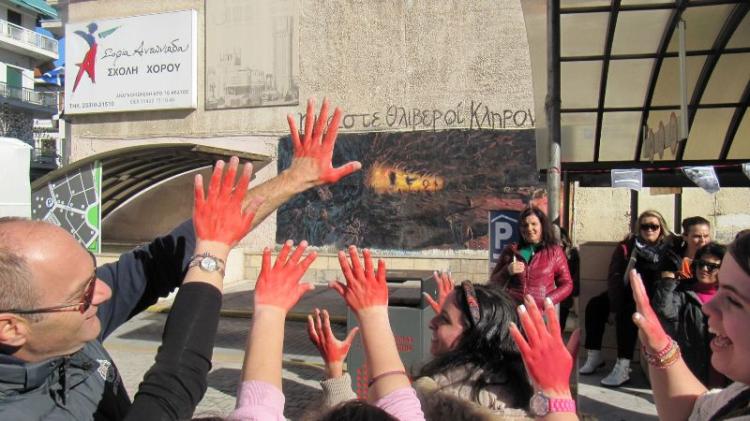 Μαθητές και εκπαιδευτικοί ύψωσαν τα χέρια κατά της βίας, στην πλατεία Δημαρχείου Βέροιας