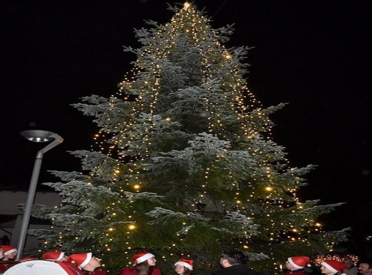 Μελωδικό το «άναμμα» του χριστουγεννιάτικου δέντρου στη Βέροια