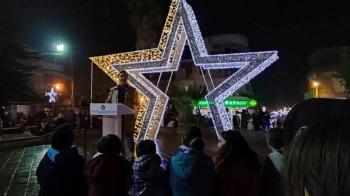 Με όμορφες χριστουγεννιάτικες μελωδίες, φως και χαρά «πλημμύρισε» η κεντρική πλατεία της Νάουσας στην εκδήλωση φωταγώγησης του χριστουγεννιάτικου δέντρου