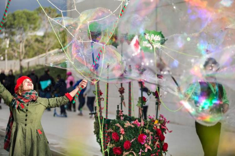 «Ο Κήπος των ευχών – Christmas street bubble performance show» από την καλλιτεχνική ομάδα «La Petite Marguerite»
