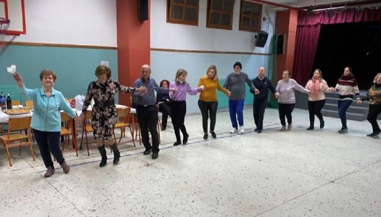 Η παράδοση της βασιλόπιττας του χορευτικού τμήματος του Πολιτιστικού Ομίλου Ξηρολιβάδου