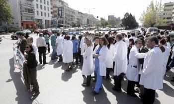 Απεργούν αύριο Τετάρτη οι νοσοκομειακοί γιατροί ενάντια στις απολύσεις επικουρικών