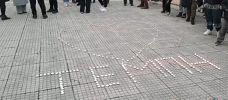 Σιωπηρή διαμαρτυρία στην πλατεία δημαρχείου Βέροιας για την τραγωδία στα Τέμπη - «Πενθούμε τους νεκρούς μας, απαιτούμε την αλήθεια»