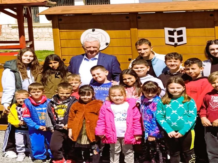 Τρεις νέες παιδικές χαρές παραδόθηκαν σε οικισμούς του Δήμου Αλεξάνδρειας