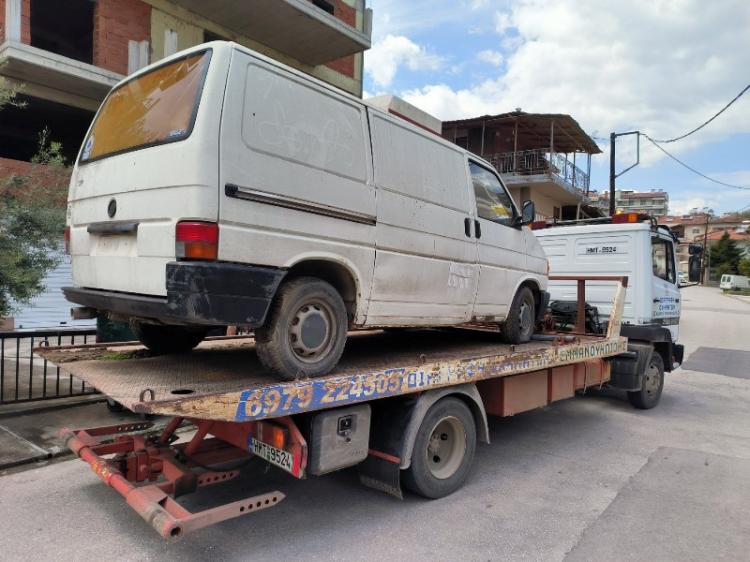 Απομάκρυνση εγκαταλελειμμένων οχημάτων από τη Δημοτική Αστυνομία Βέροιας