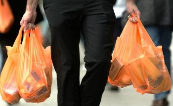 Μειώθηκε η χρήση της πλαστικής σακούλας κατά 50% από τις αρχές του χρόνου