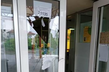 Τρόμος στο Κέντρο Υγείας Αλεξάνδρειας – Ρομά τα έκαναν «γυαλιά καρφιά» και χτύπησαν τραυματιοφορέα