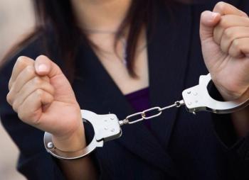 Σύλληψη ημεδαπής σε περιοχή της Ημαθίας για κλοπή αντικειμένων από τσάντα και παράνομες ανέπαφες συναλλαγές