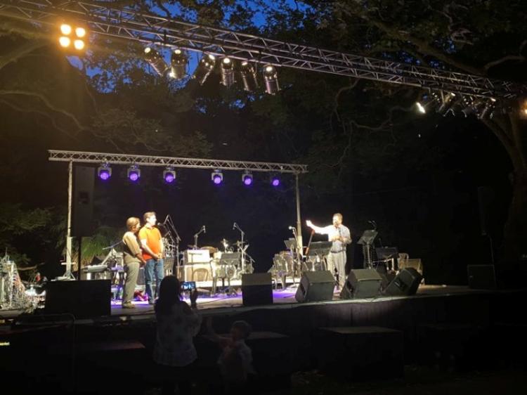 Στον υπέροχο κόσμο της μουσικής του Μίκη Θεοδωράκη «ταξίδεψε» το κοινό της Νάουσας στις «Γιορτές Νερού» στο άλσος του Αγίου Νικολάου