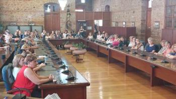 Δήμος Βέροιας : Υπέγραψαν τις συμβάσεις τους οι 90 σχολικές καθαρίστριες