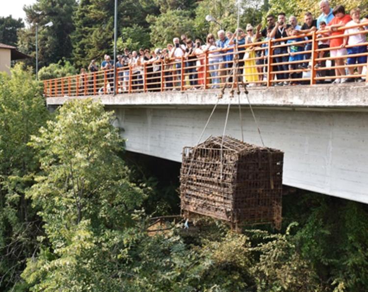  Νάουσα - Φεστιβάλ τρύγου: Το πρώτο άνοιγμα φιαλών που είχαν βυθιστεί στο ποτάμι της Αράπιτσας