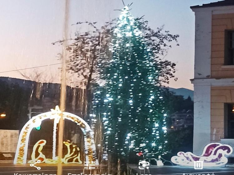 Στολίστηκε η πλατεία Αγίου Αντωνίου και στήθηκε χριστουγεννιάτικο δέντρο στην πλατεία Ωρολογίου !