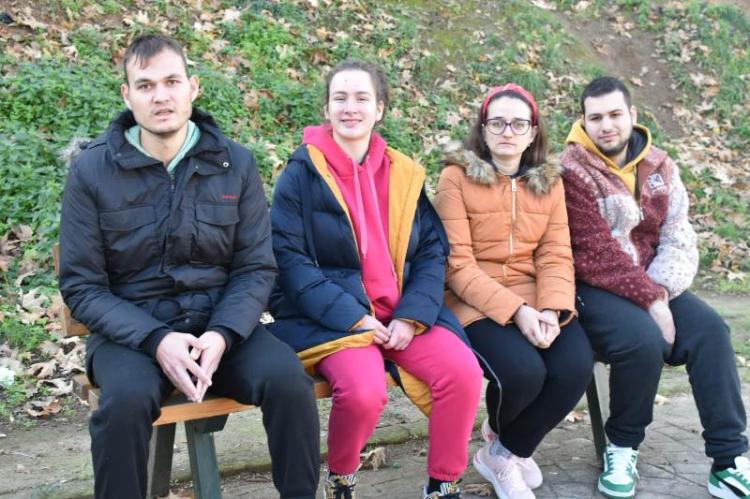 Εθελοντές καθαριότητας η ομάδα εφήβων και νέων του συλλόγου μέριμνας ατόμων με αυτισμό