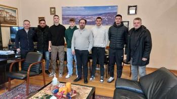 Οι διακριθέντες αθλητές και προπονητές της Εθνικής Ομάδας Handball Εφήβων στο Δήμαρχο Βέροιας