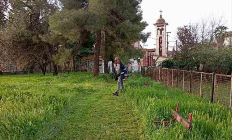 Καθαρισμός του πάρκου και της παιδικής χαράς της Χαρίεσσας από την Υπηρεσία Καθαριότητας του Δήμου Νάουσας