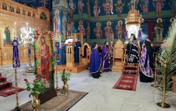 Πλήθος πιστών για τον Όρθρο της Μεγάλης Τετάρτης στον Ιερό Ναό του Αγίου Μηνά Ναούσης 