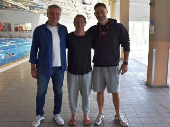 Η πρωταθλήτρια κολύμβησης Νόρα Δράκου προετοιμάζεται στο Δημοτικό Κολυμβητήριο Νάουσας