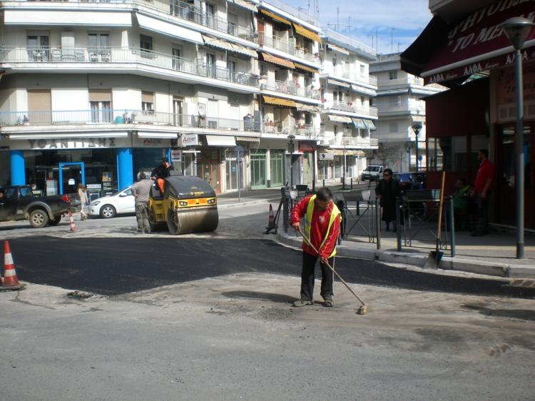 Εργασίες αποκατάστασης – συντήρησης φθορών στο οδόστρωμα οδών από το Δήμο Βέροιας
