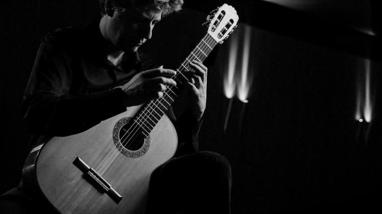 Ρεσιτάλ κιθάρας του Θάνου Μήτσαλα, στο πλαίσιο της 196ης Επετείου του Ολοκαυτώματος