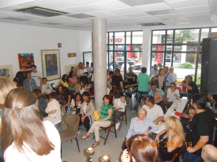 Η ποιητική ομάδα του 1ου ΓΕΛ Βέροιας παρουσίασε τη Δευτέρα τη συλλογή «Με την ποίηση γίνεται», στο καφέ «εκτός χάρτη»