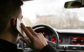 «Παράβαση της εβδομάδας» η χρήση κινητού τηλεφώνου και η μη χρήση ζώνης ασφαλείας κατά την οδήγηση