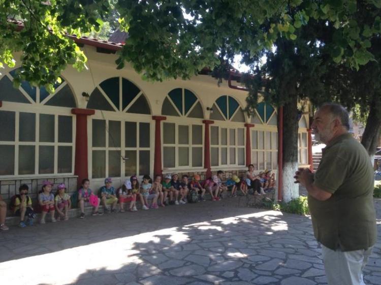 Ξενάγηση μαθητών των Εργαστηρίων Δημιουργικής Απασχόλησης της Βιβλιοθήκης της ΕΛΠΝ στις παραδοσιακές γειτονιές της Νάουσας